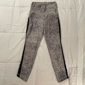 Lululemon gray/black cropped leggings. Lightly worn, Perfect condition! Size 8